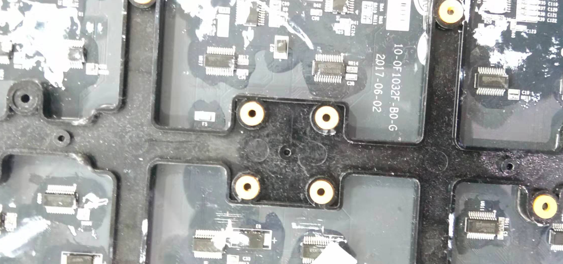 秦泰盛顯示屏主板全自動貼硅膠墊機應(yīng)用案例