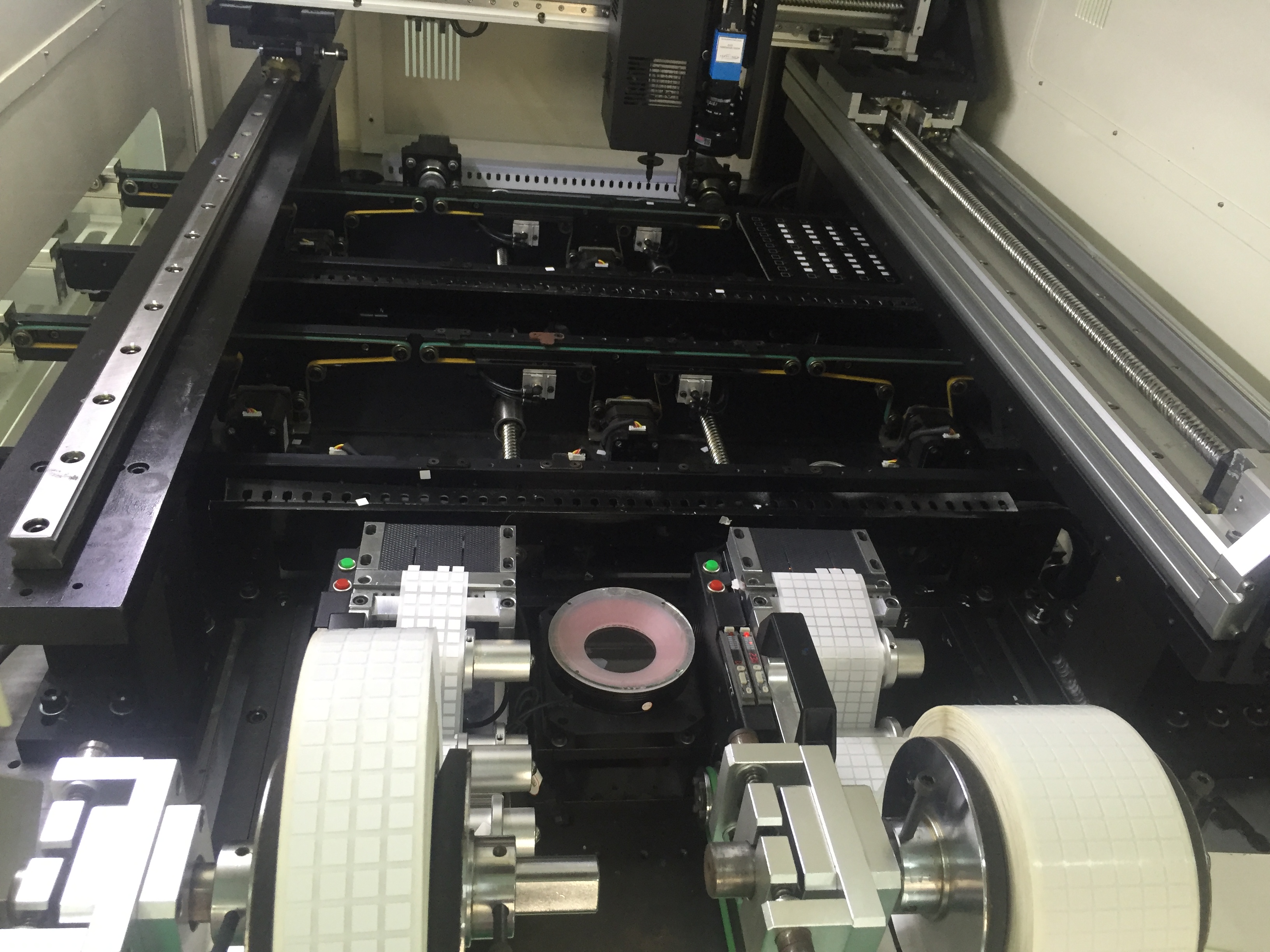 PCB板貼輔料泡棉機(jī)的工作優(yōu)勢